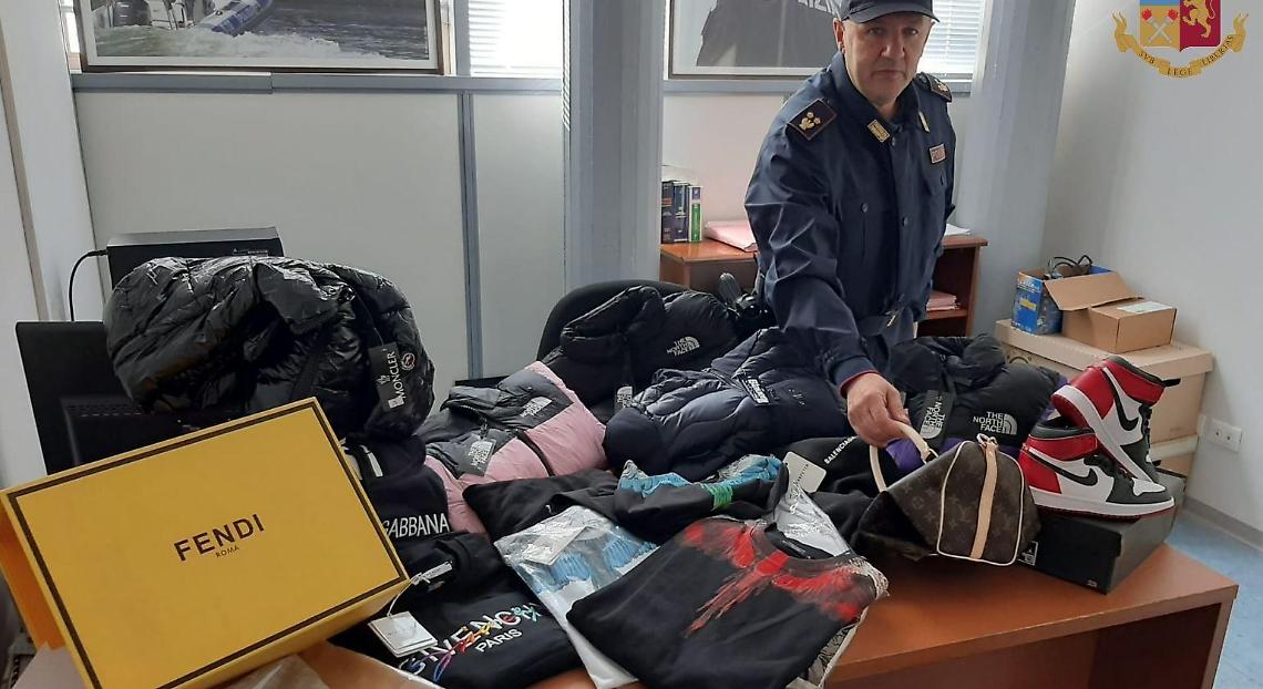 In auto prodotti dal marchio contraffatto, denunciano un napoletano