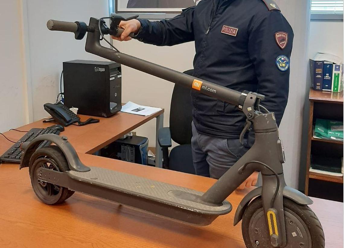 Accusato di tre furti, gli trovano in casa un monopattino elettrico rubato