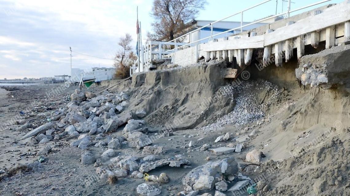 Degrado d'inverno. Così si presenta il mare di Natale al Lido di Latina