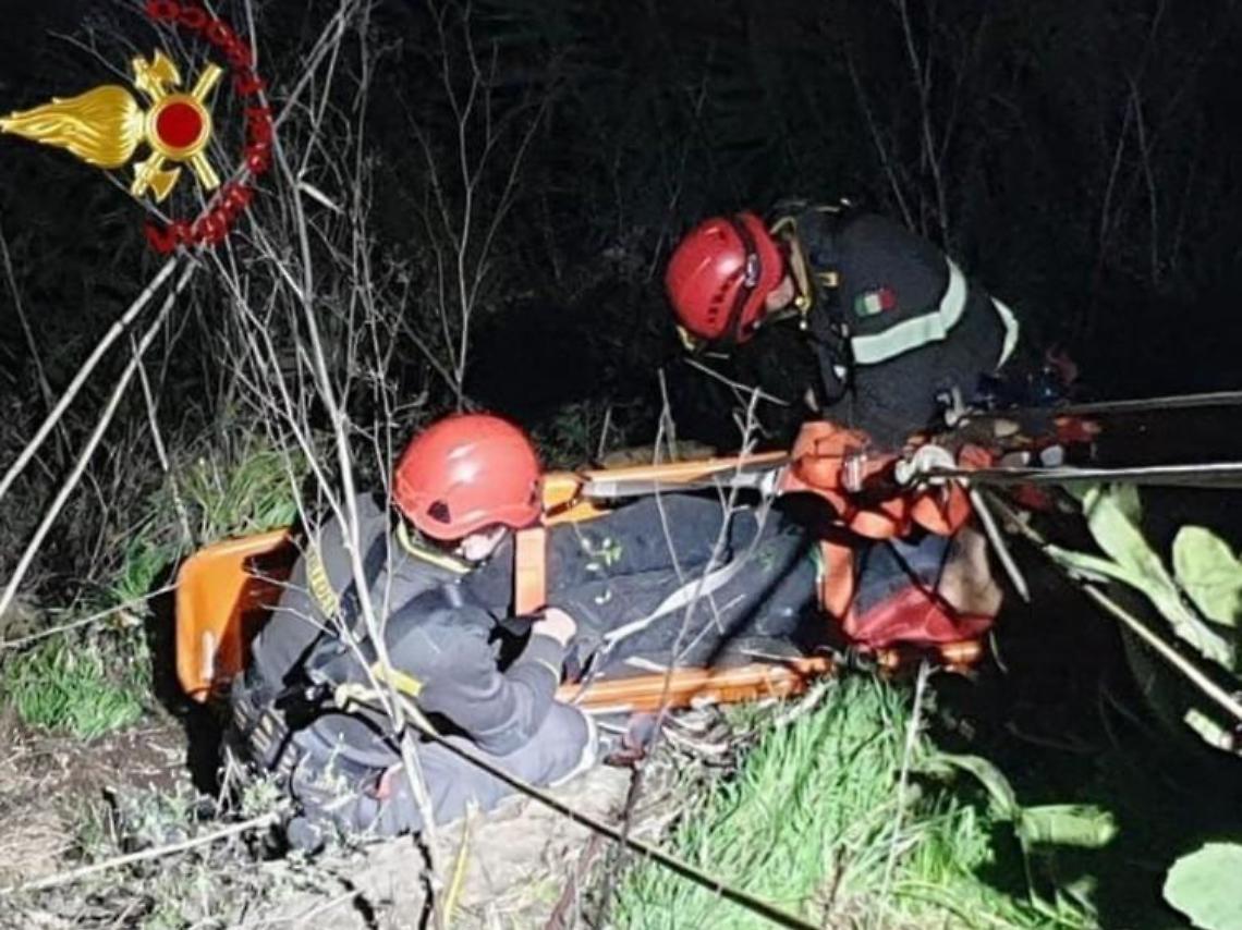 Cade nel dirupo e rimane appesa a 30 metri di altezza: salvata dai vigili del fuoco