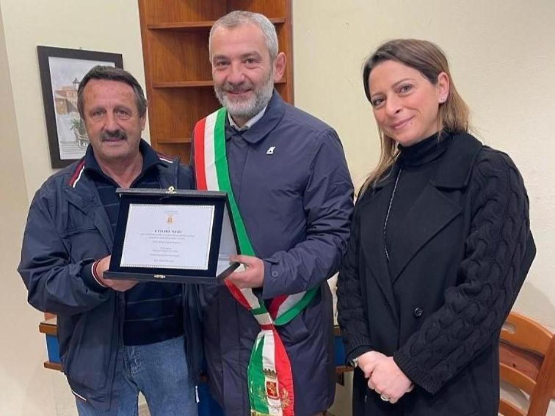 Lo storico barbiere Ettore Neri va in pensione dopo 62 anni di attività