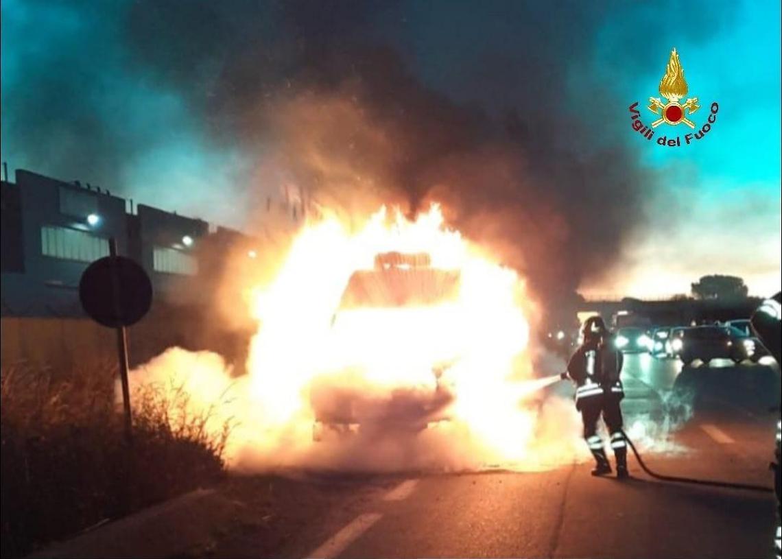 Furgone in fiamme sulla Pontina