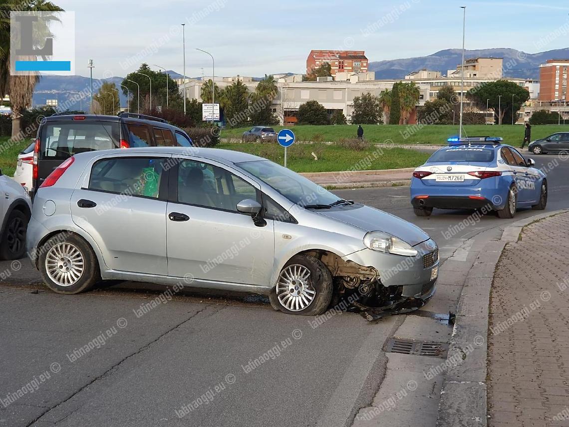 Scappano all'alt della Polizia e si schiantano, tre giovani portati in Questura