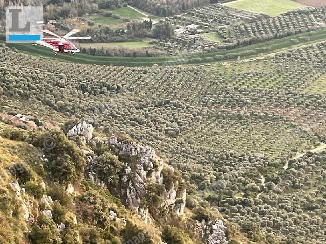 Precipita con il parapendio e si schianta contro le rocce, ferito 66enne