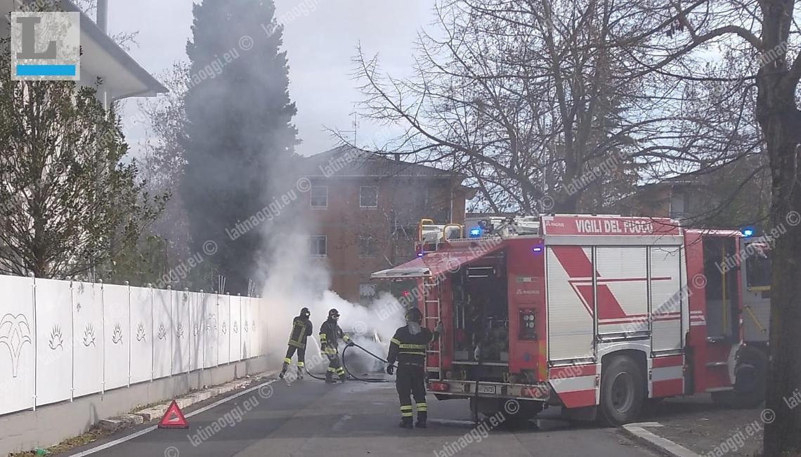 Auto a fuoco al semaforo di via Galvaligi, Illeso il conducente