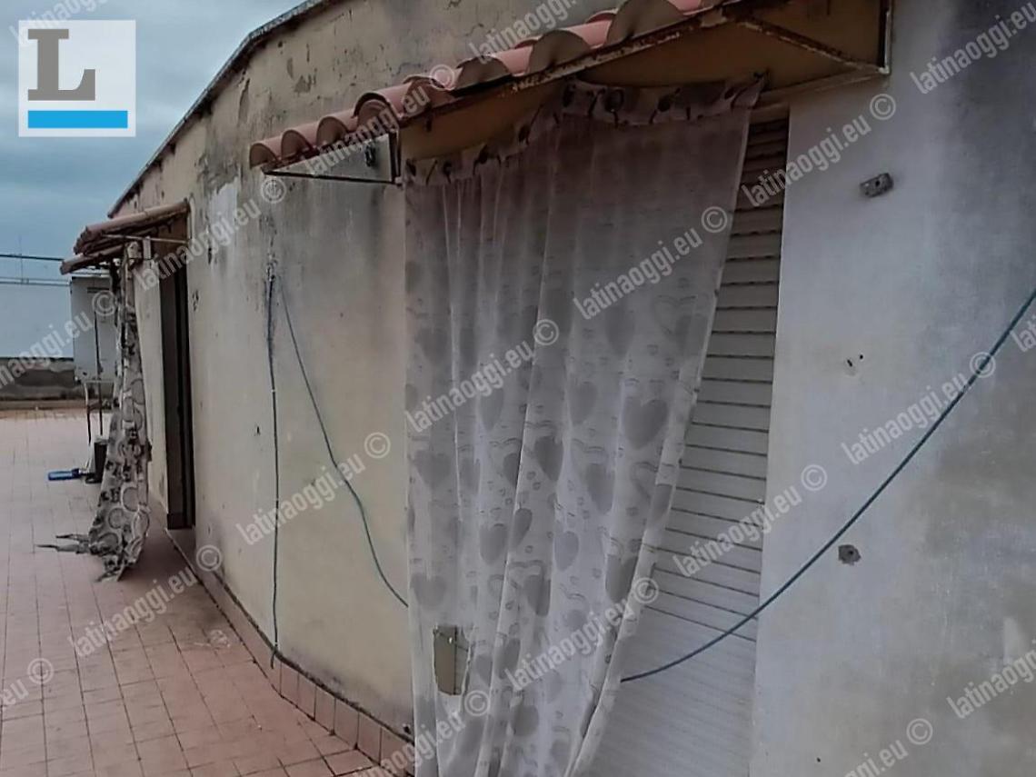 La casa popolare è in stato pietoso: invalida sceglie di dormire in auto