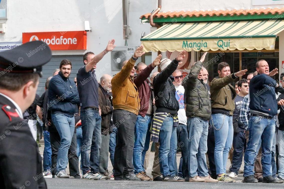Processo per i saluti fascisti, tutti prescritti