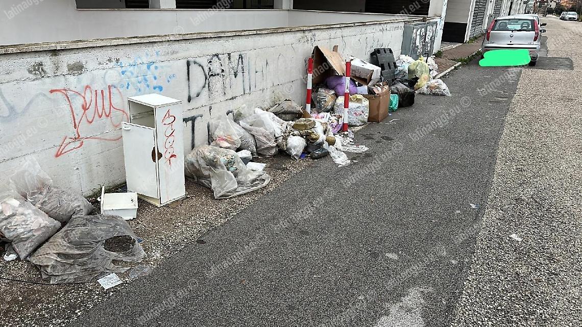 Via Nerone, abbandonano rifiuti e calcinacci in pieno centro