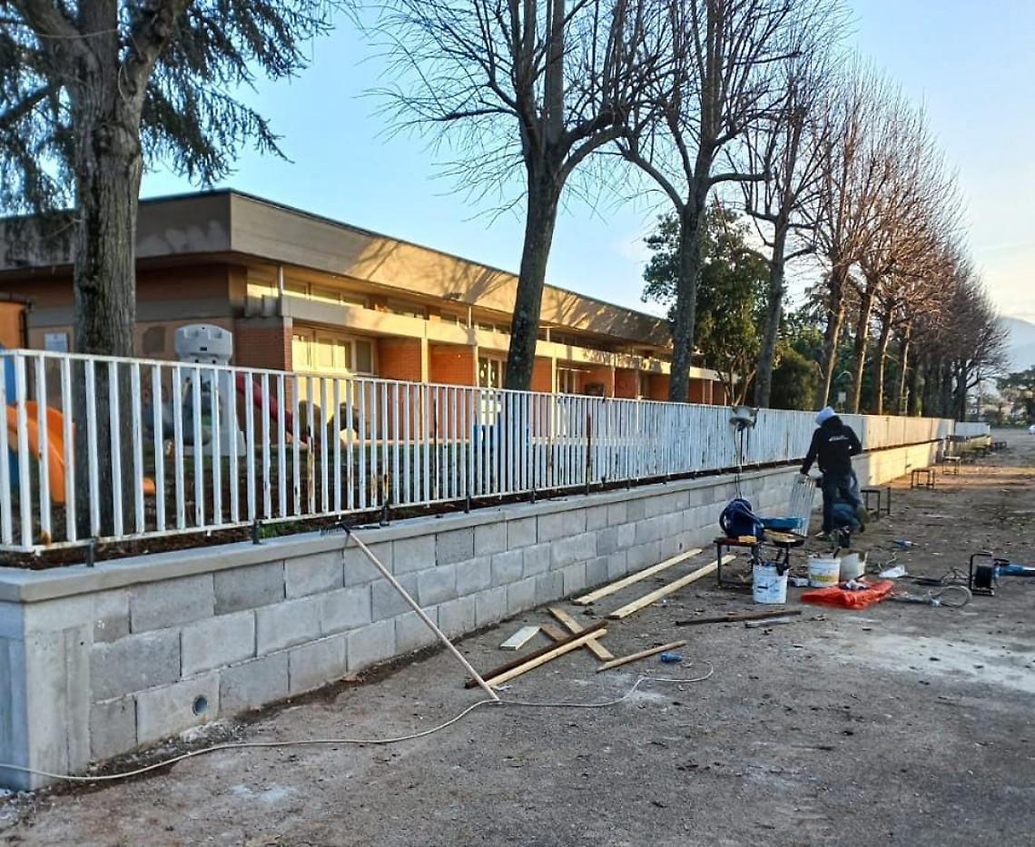 Muro di recinzione della scuola Marcucci rimesso in sicurezza