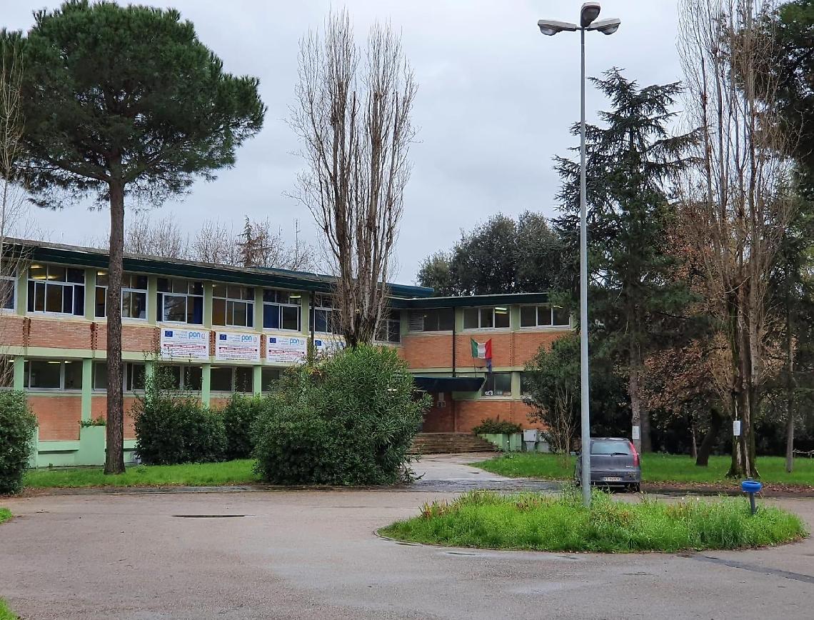 Termosifoni guasti nella scuola media Manuzio, in aula con i cappotti