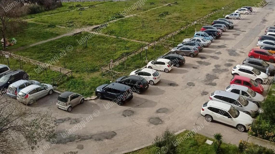 Residenti disperati riparano  a loro spese le buche sotto casa