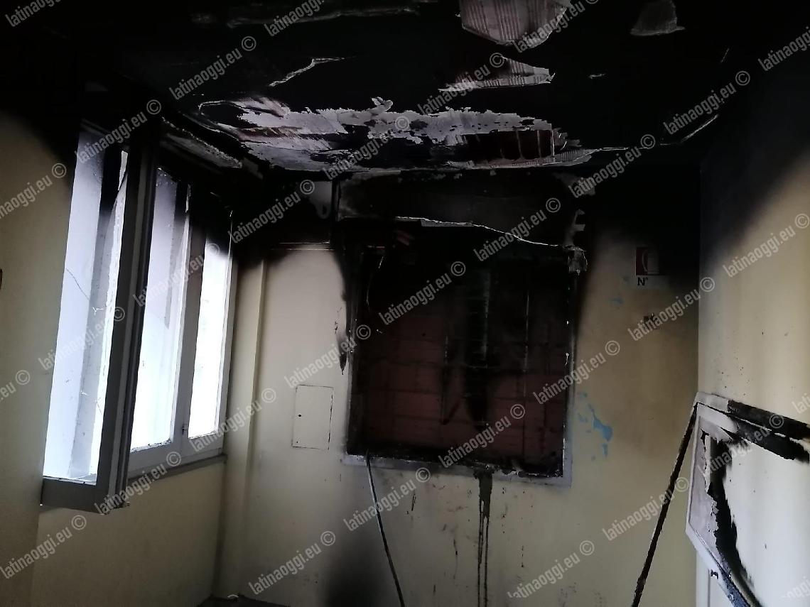 Incendio divampa in una palazzina, terrore per otto famiglie