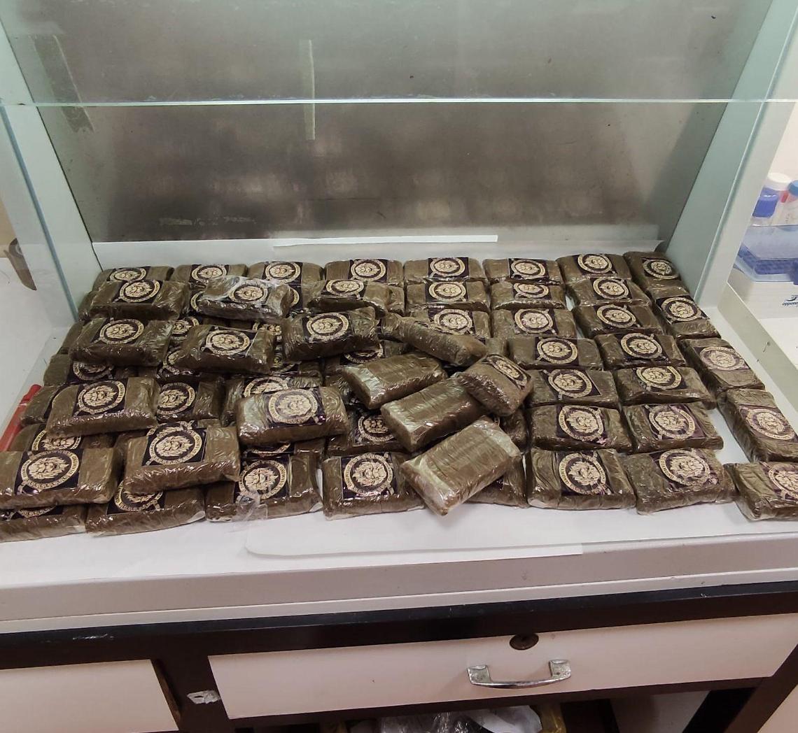 Nasconde 7 chili di hashish in valigia, arrestato un 19enne