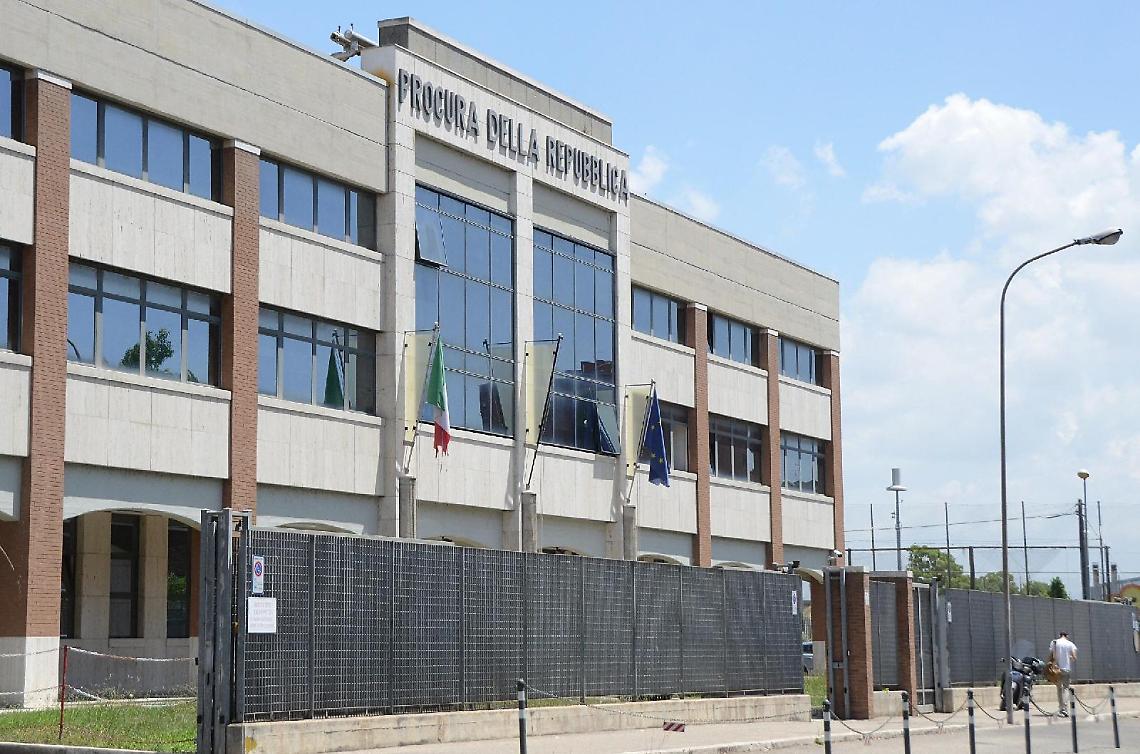 Maltratta il figlio e lo usa come bersaglio per la balestra: chiesto il giudizio