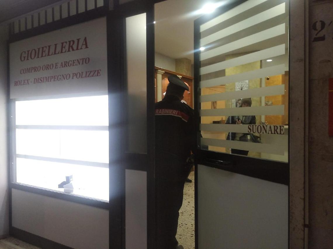 Banda del buco in azione, furto in pieno giorno: svaligiato Compro Oro