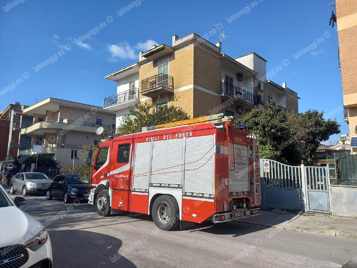 Nuovo incendio nel palazzo in via IV Novembre, 6 famiglie lasciano le case