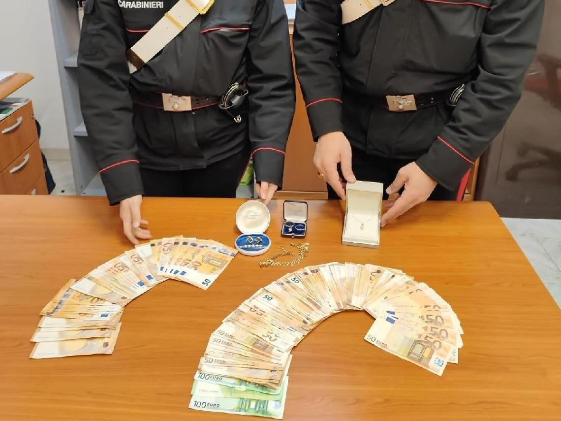 Truffano un'anziana e le sottraggono oltre 11mila euro: arrestati due uomini