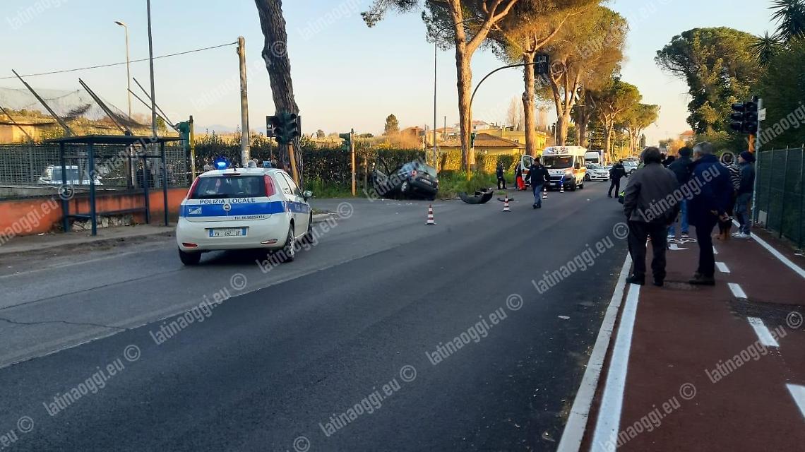 Incidente sulla via Appia, motociclista grave:  in ospedale con l'elicottero