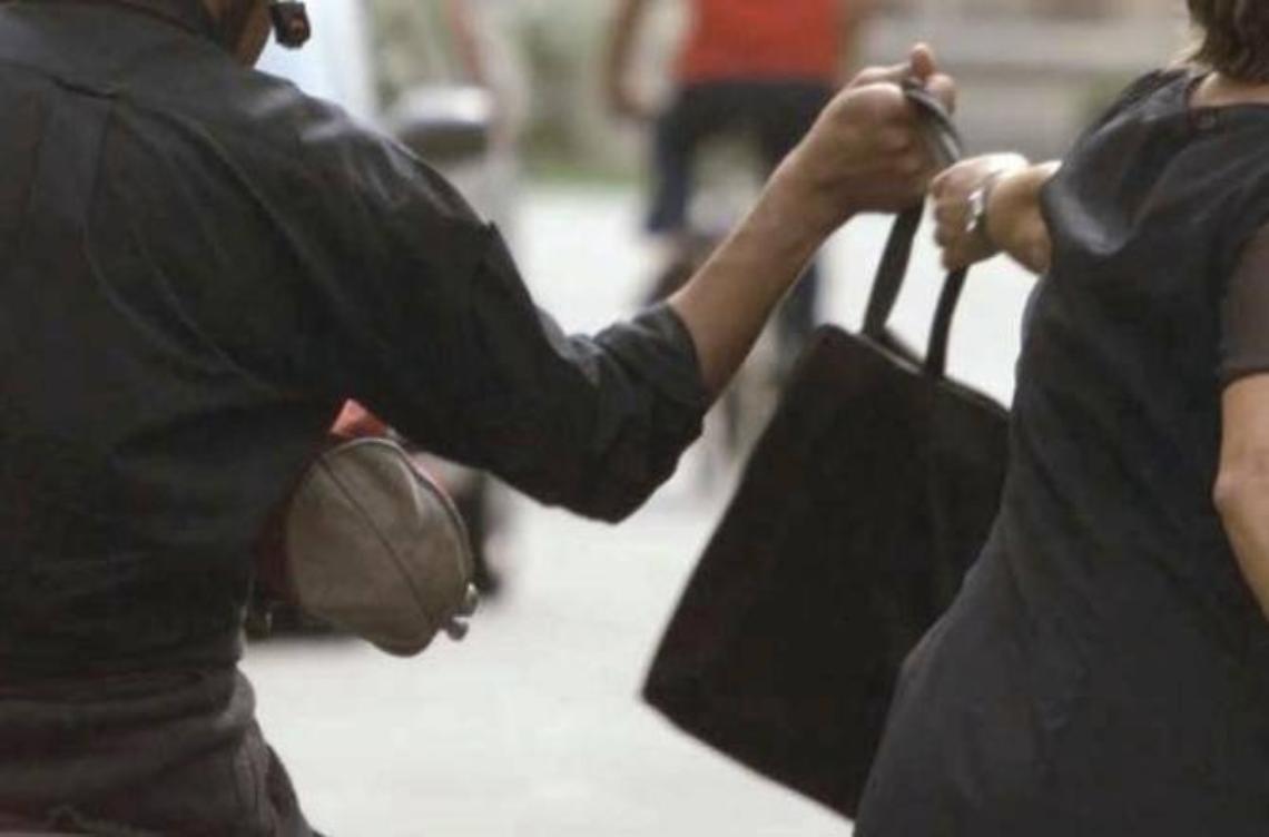 Ruba una borsa ad una ragazza, straniero arrestato dai carabinieri