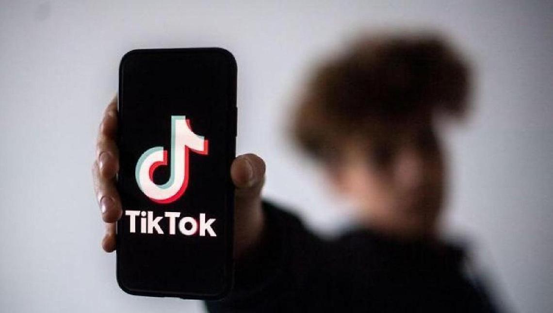 Con la pistola su Tik Tok, la Polizia gli trova la droga in casa: arrestati