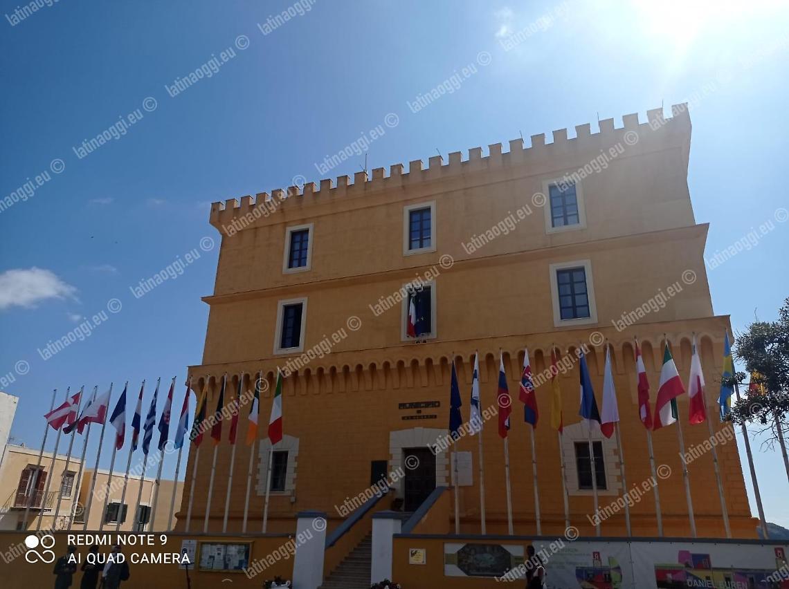 Grotta trasformata in abitazione, nuovi guai per il commissario Macioce