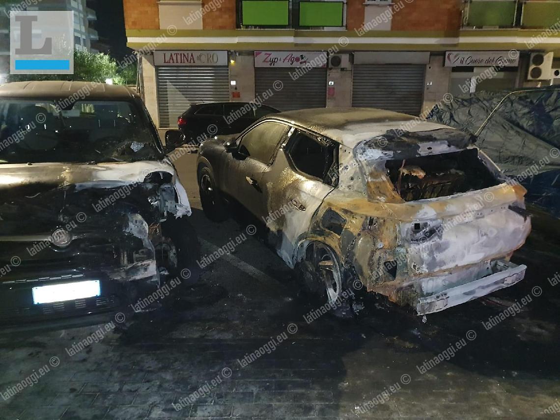 Tre auto a fuoco in via Pontinia: l'incubo piromane agita il quartiere R6