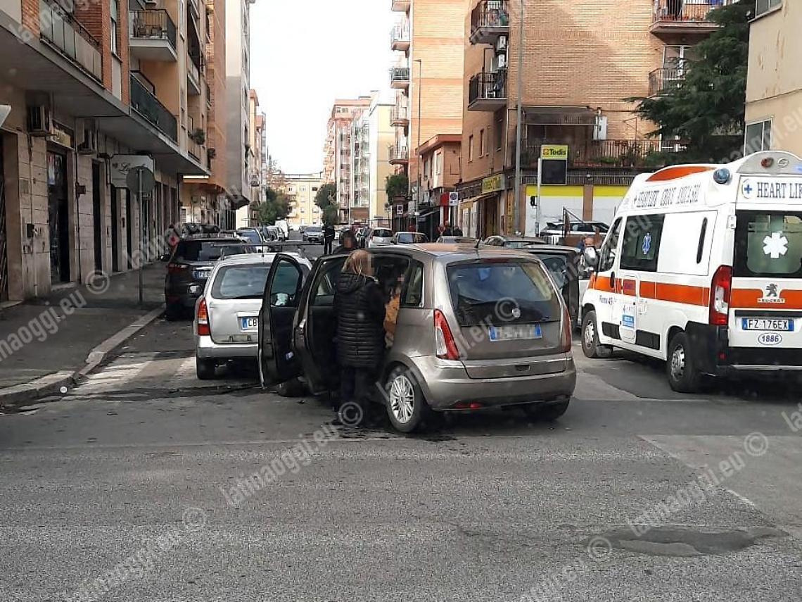 Carambola d'auto all'incrocio, sei feriti. Tra loro una bambina