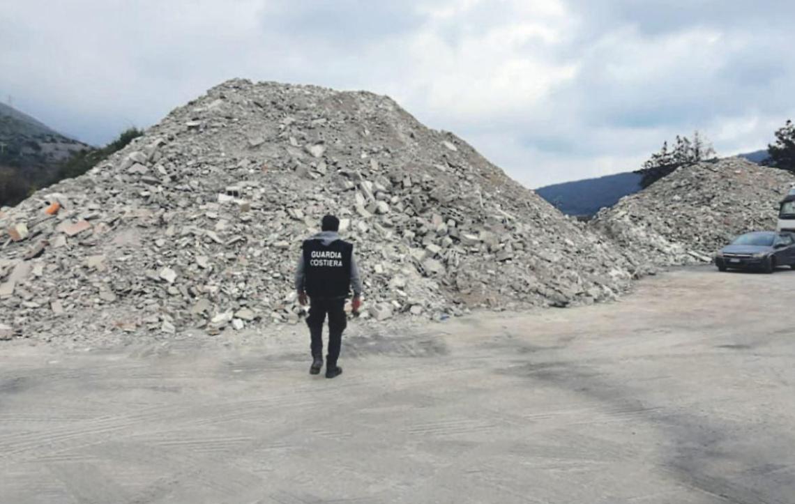 Rifiuti, sigilli al deposito abusivo a Gaeta