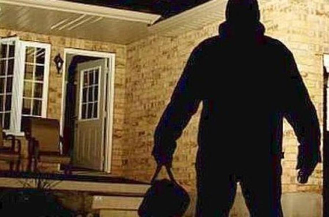 Trovano i ladri nel giardino di casa, banda in fuga dopo una serie di raid