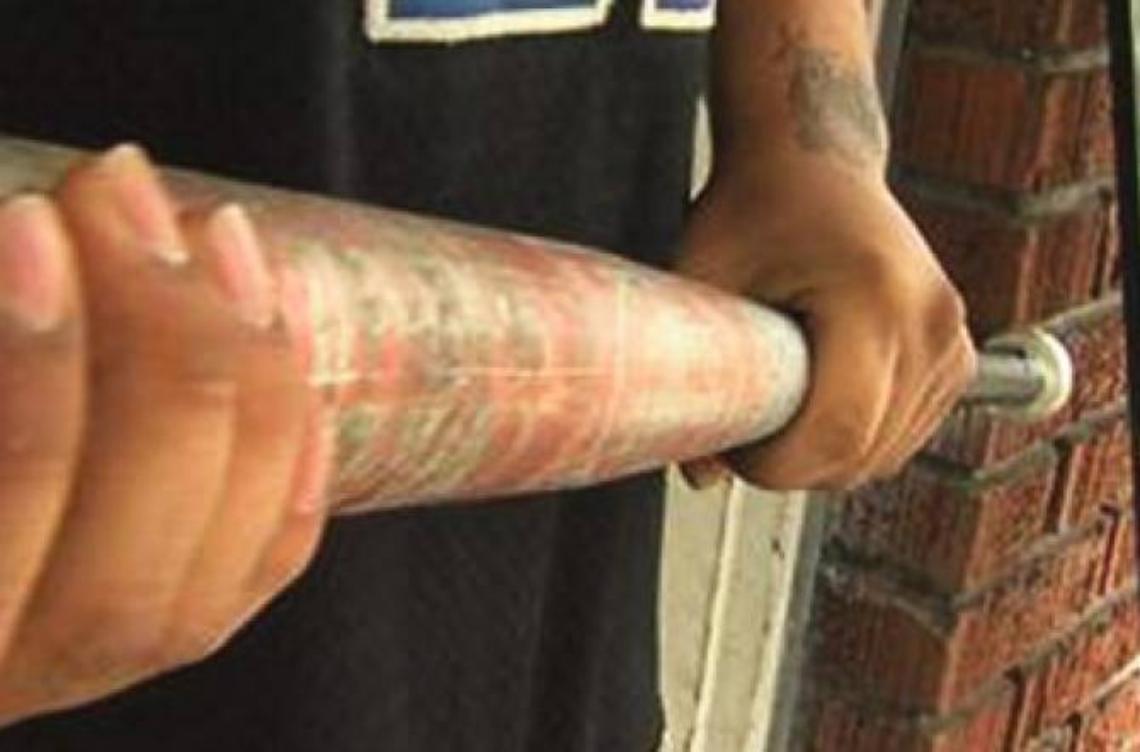 Armato di bastone minaccia e poi resiste alla Polizia: arrestato