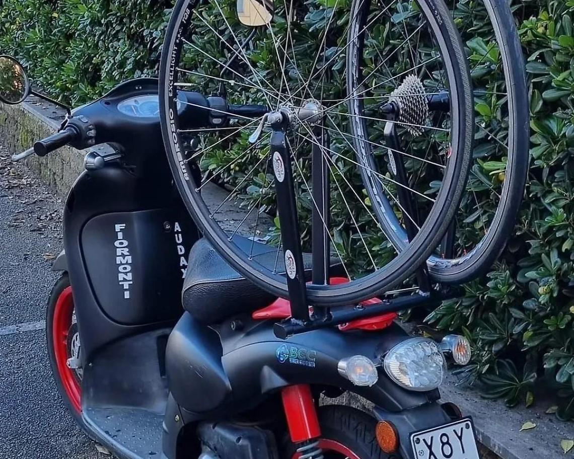 I ladri rubano lo scooter usato per gli allenamenti dei giovani ciclisti