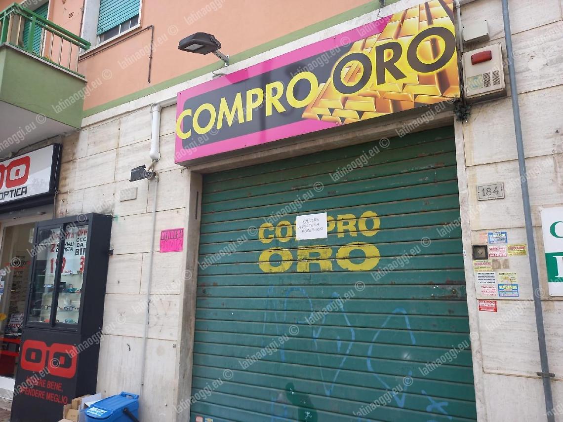 Rapinata, mette in vendita il negozio