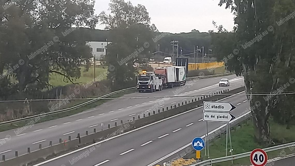 Fuori strada con il tir, corsia chiusa sulla Pontina