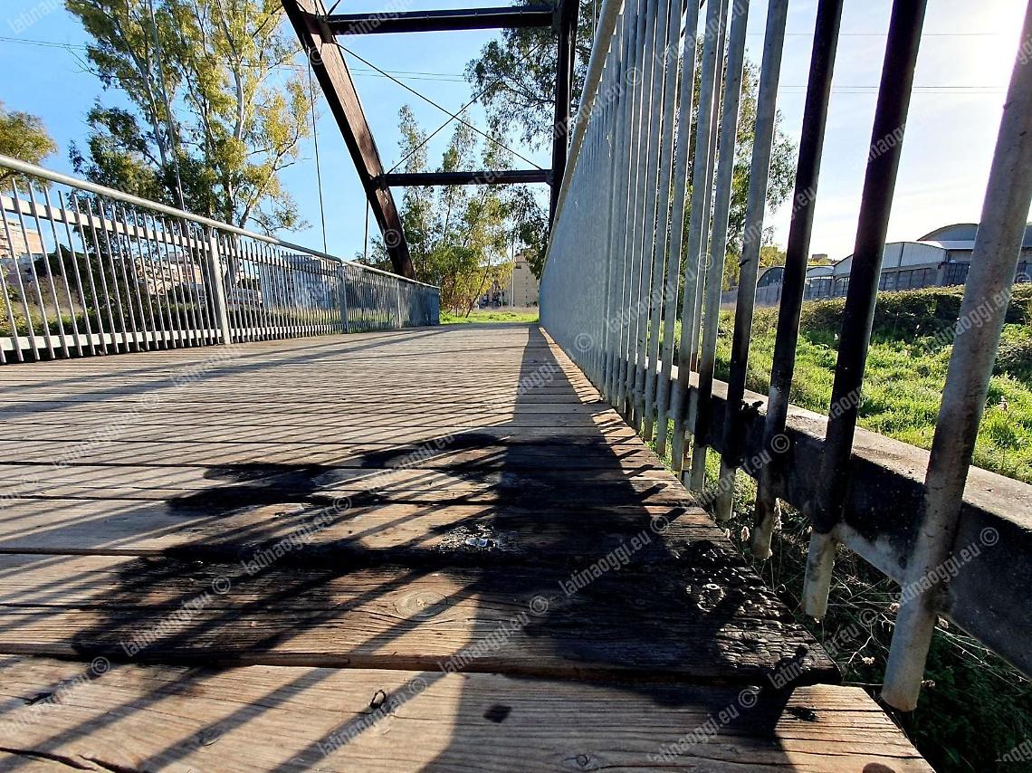 Bottiglia incendiaria sul ponte pedonale. Caccia all'autore del raid vandalico
