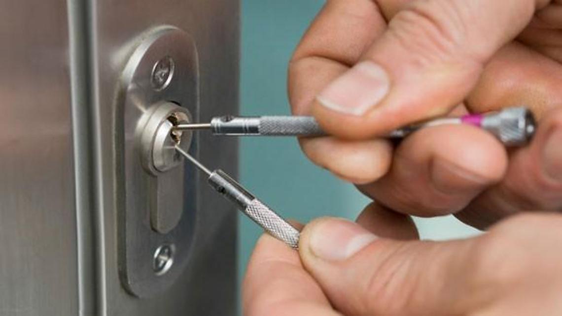 Chiude la mamma sul balcone, attimi di apprensione per un bambino