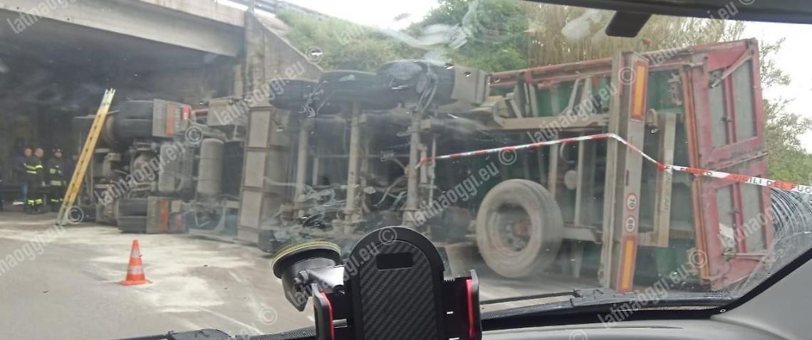 Camion si ribalta, trasportatore in codice rosso