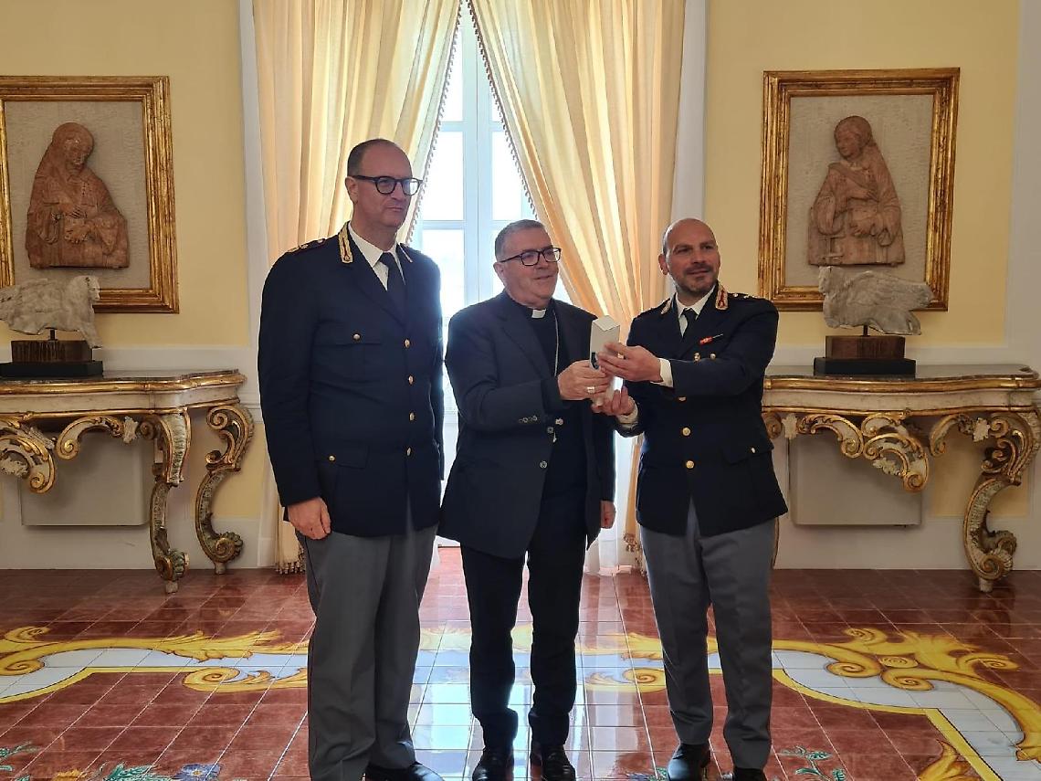 La Polizia regala all'arcivescovo Luigi Vari l'olio del giardino di Capaci