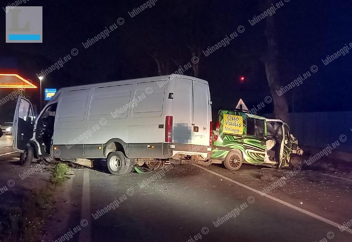 Incidente sulla Nettunense tra un furgone un Dobl&ograve;, tre feriti: una &egrave; grave
