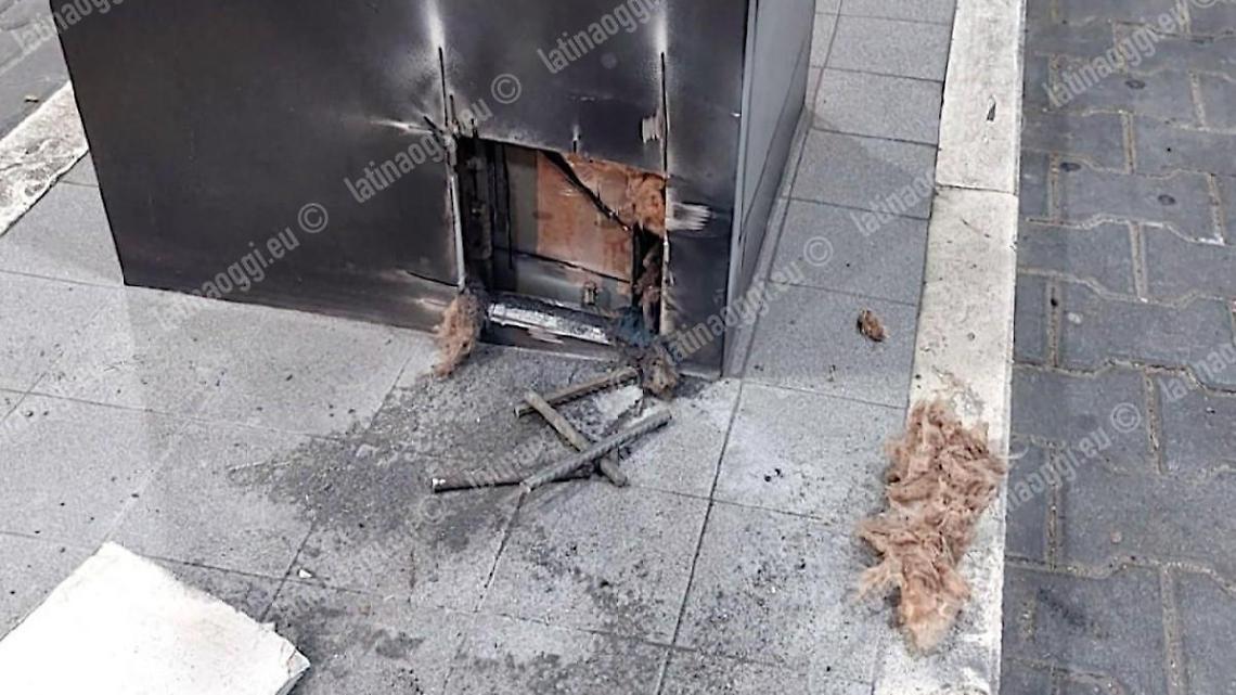Tagliano il self service con il frullino  e la corrente del vicino