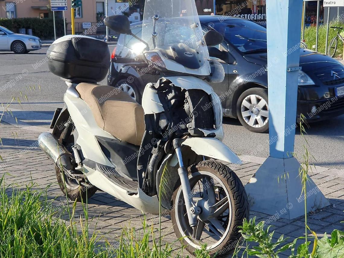Passa col rosso in scooter, scontro con un'auto