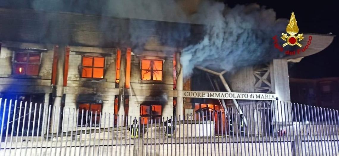 Chiesa devastata dalle fiamme, scatta la gara di solidarietà