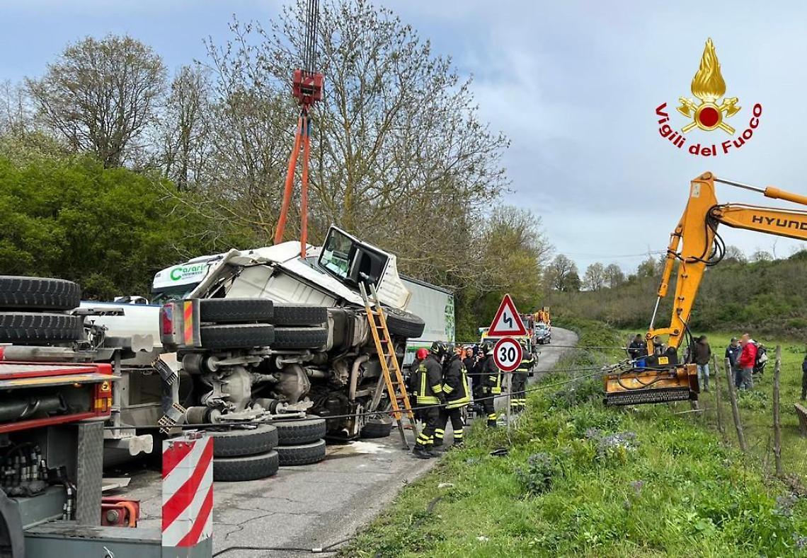 Incidente tra mezzi pesanti, uno si ribalta. Soccorso il conducente