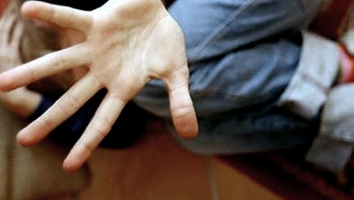 Maltrattava le figlie, allontanato da casa