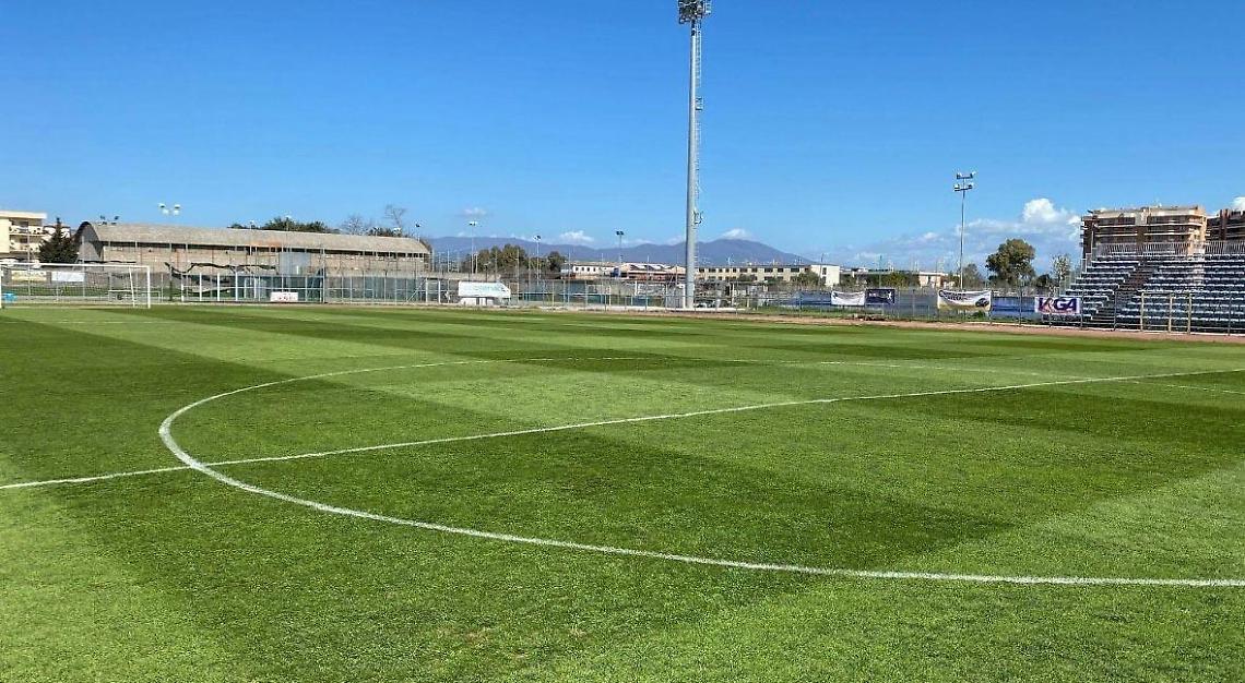 Aprilia calcio, una tribuna non agibile. Ma i documenti smentiscono il Comune
