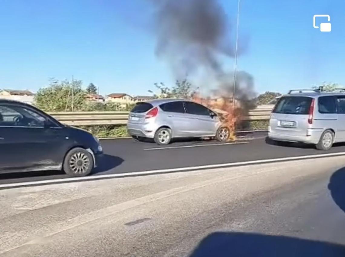 Incidente sulla Pontina, un'auto in fiamme. Traffico bloccato verso Roma