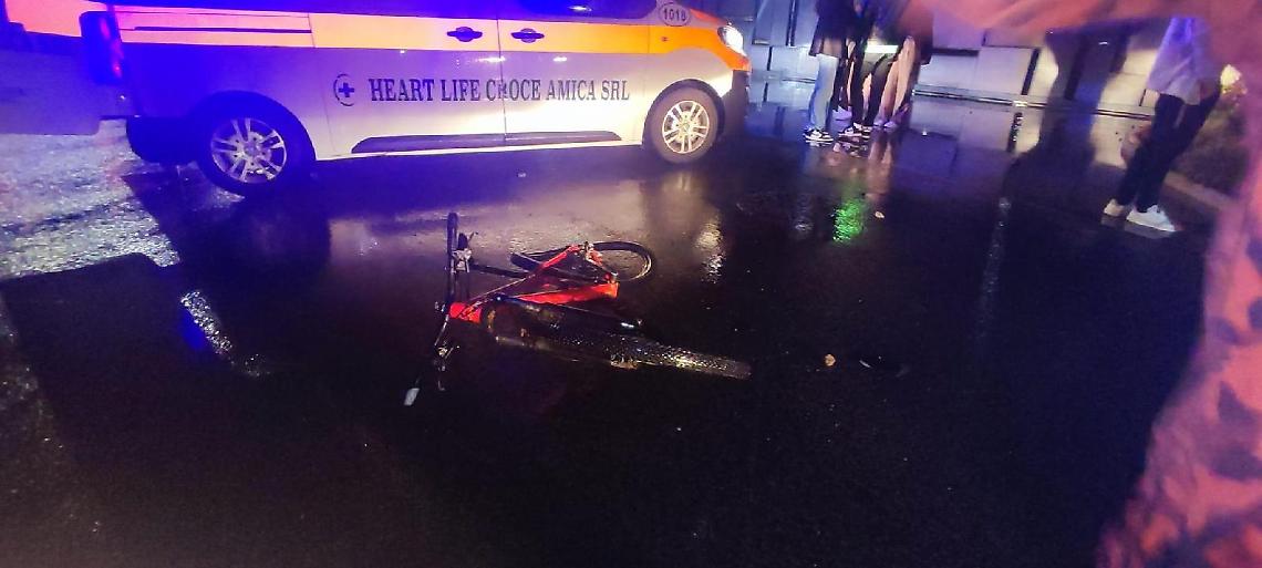 Auto  travolge ragazzo in bici e scappa