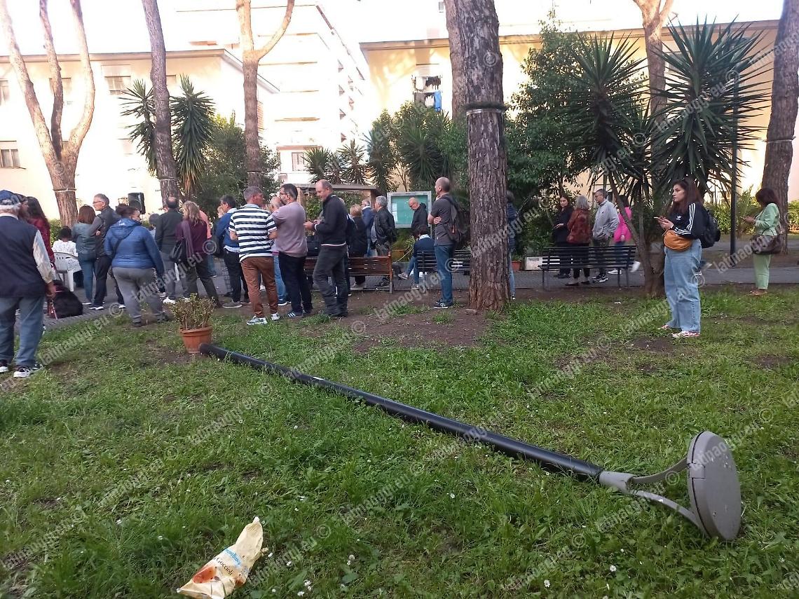 Palo cade al parco durante il forum tra i candidati, paura tra il pubblico