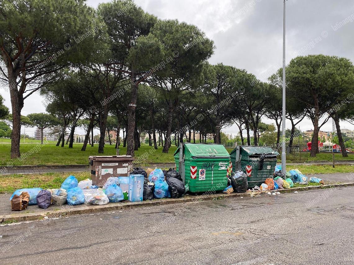 Troppa immondizia e degrado, la segnalazione dei cittadini di via Conca