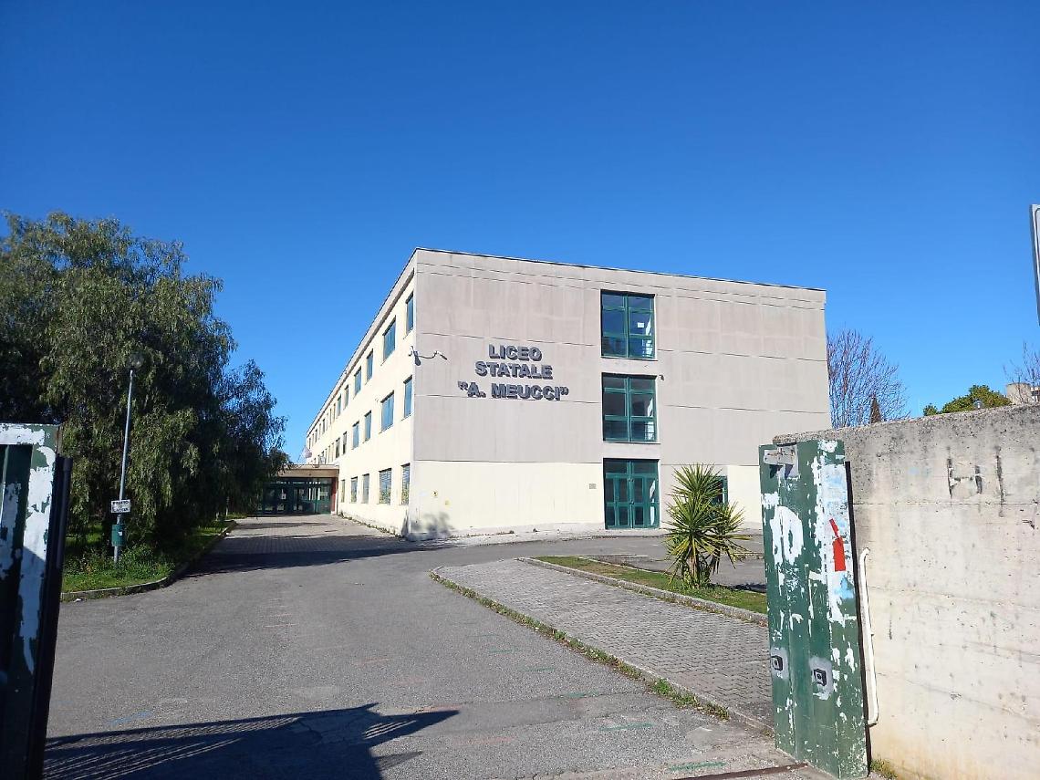 In tre contro la compagna di scuola