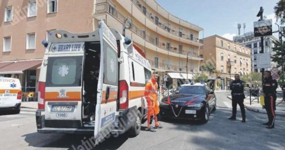 Ubriaca infastidisce i clienti di un bar e i passanti nell'isola pedonale